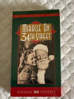 Miracle on 34th Street Holiday Movie VHS - Green & Red Cover